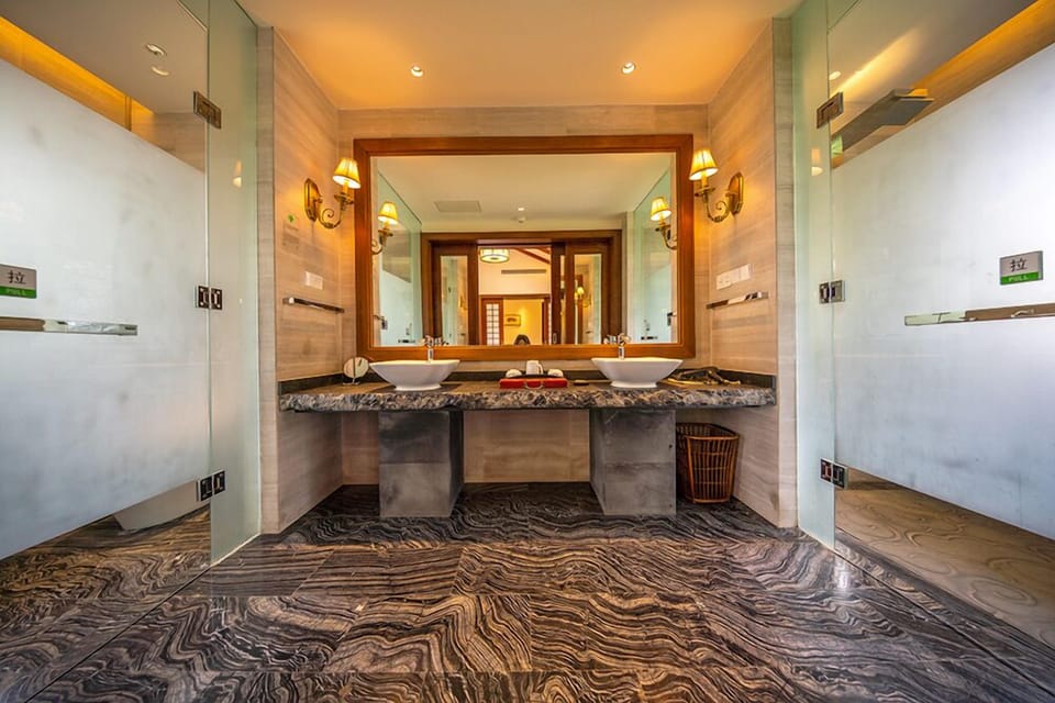 Exclusive House | Bathroom | Shower, hydromassage showerhead, designer toiletries, hair dryer