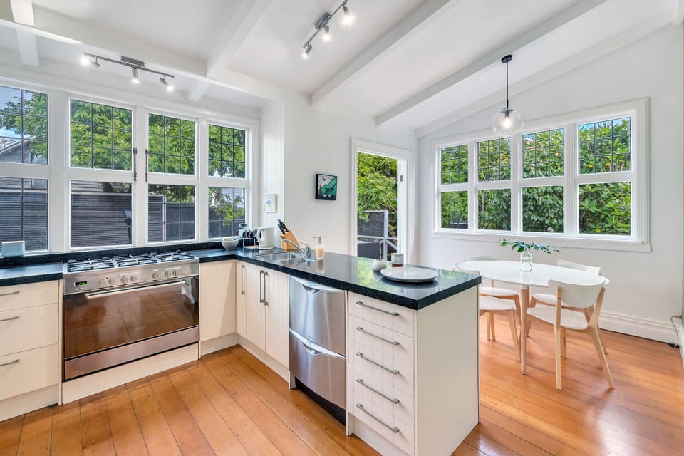 House, 3 Bedrooms | Private kitchen | Full-size fridge, microwave, oven, stovetop