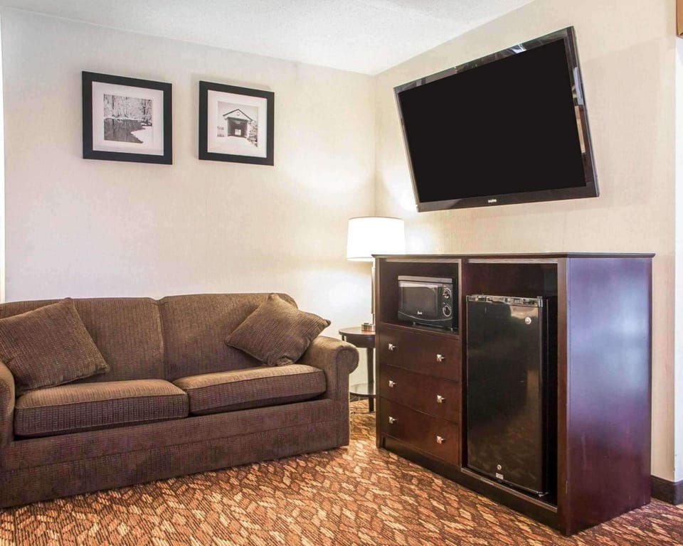 In-room safe, individually decorated, individually furnished, desk