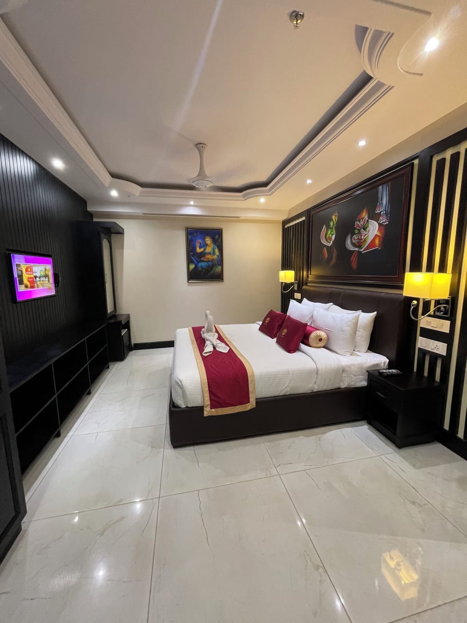 Deluxe Suite | Hypo-allergenic bedding, minibar, in-room safe, individually decorated