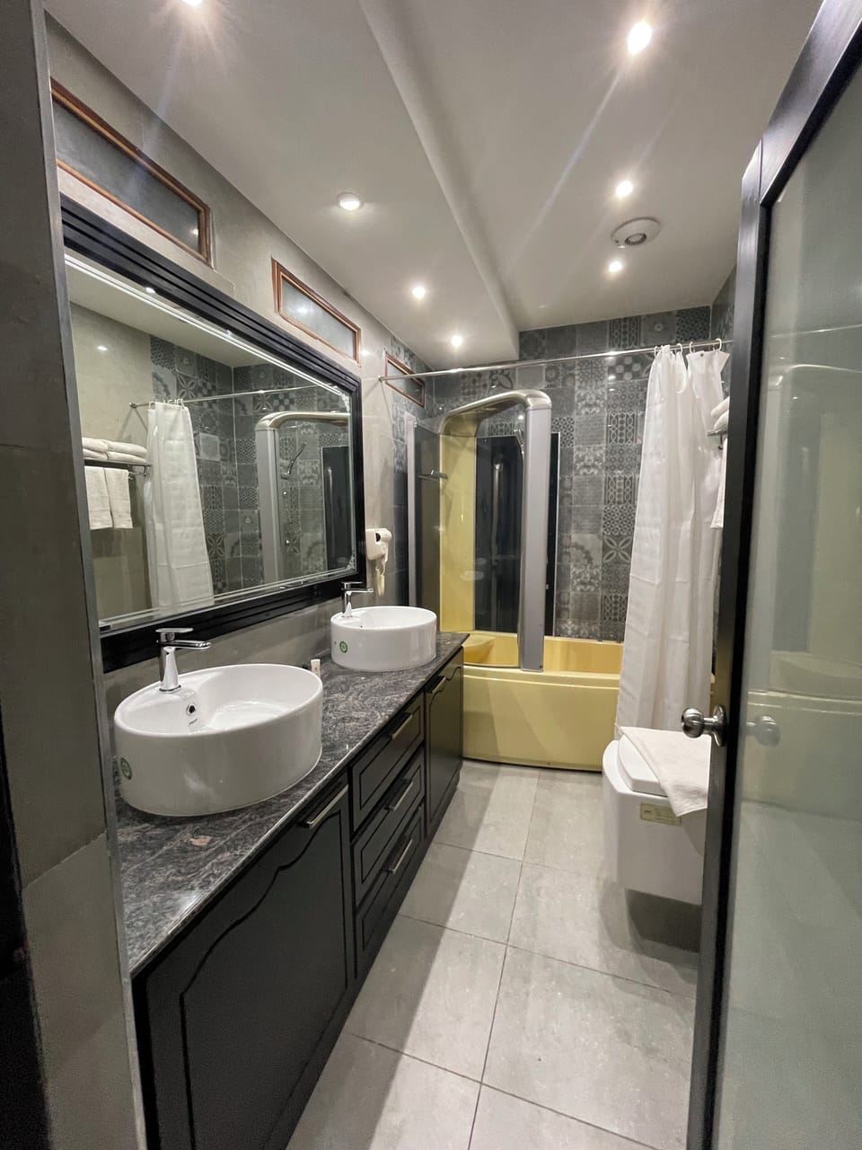 Deluxe Suite | Bathroom | Free toiletries, hair dryer, slippers, towels