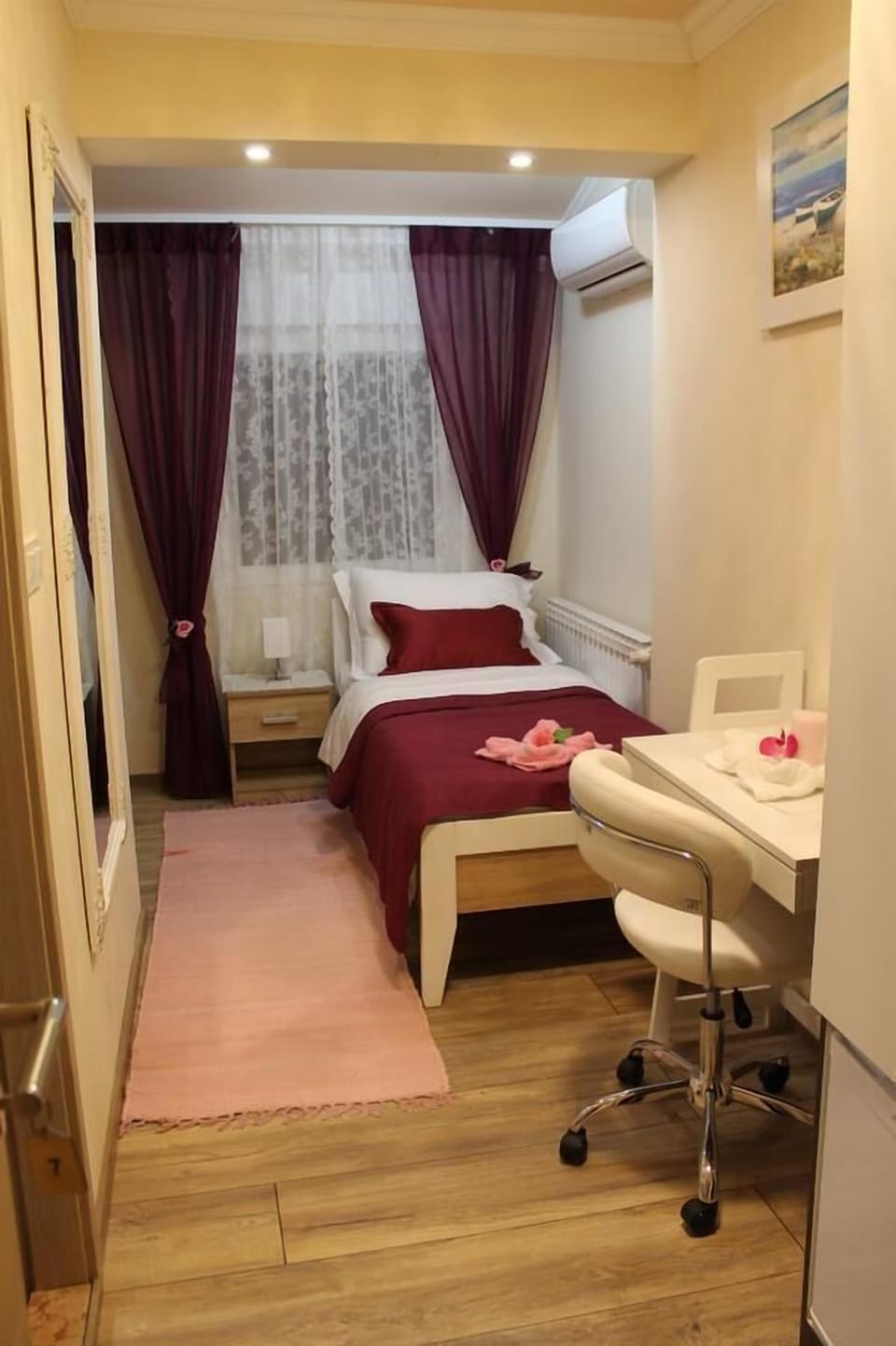 Single Room | Desk, blackout drapes, soundproofing, iron/ironing board