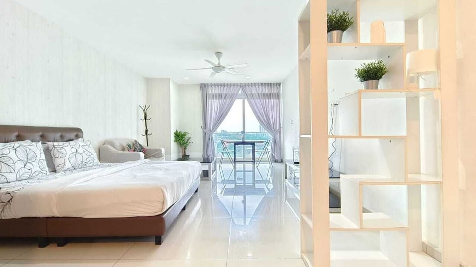 Standard Studio, 1 King Bed, Balcony, City View | Iron/ironing board, free WiFi, bed sheets