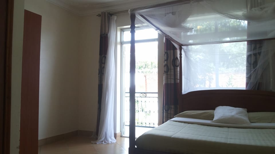Desk, soundproofing, free WiFi, bed sheets