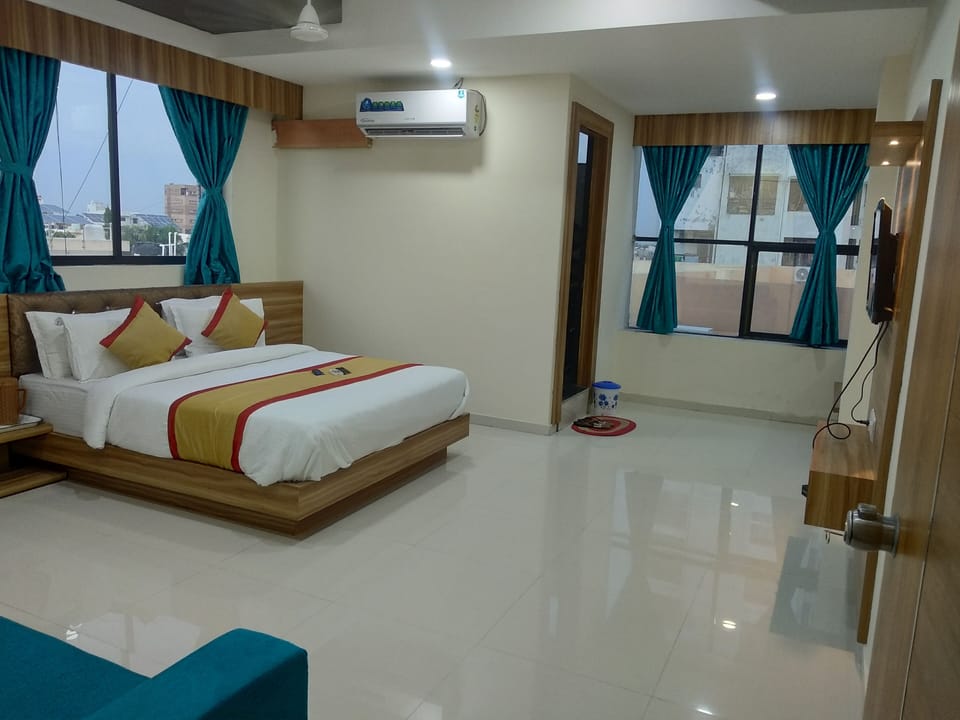 Deluxe Double Room | In-room safe, desk, WiFi (free), bed sheets