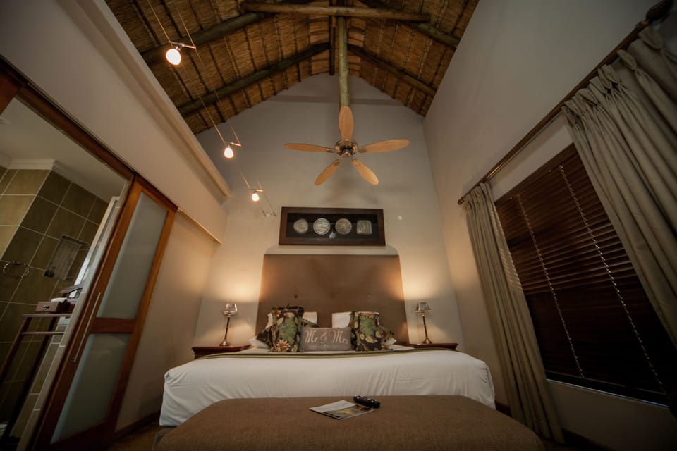 Luxury Room | In-room safe, iron/ironing board, WiFi (free), bed sheets