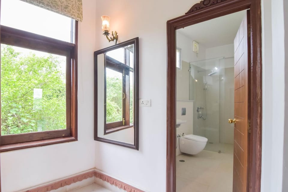 Shower, free toiletries, bidet, towels