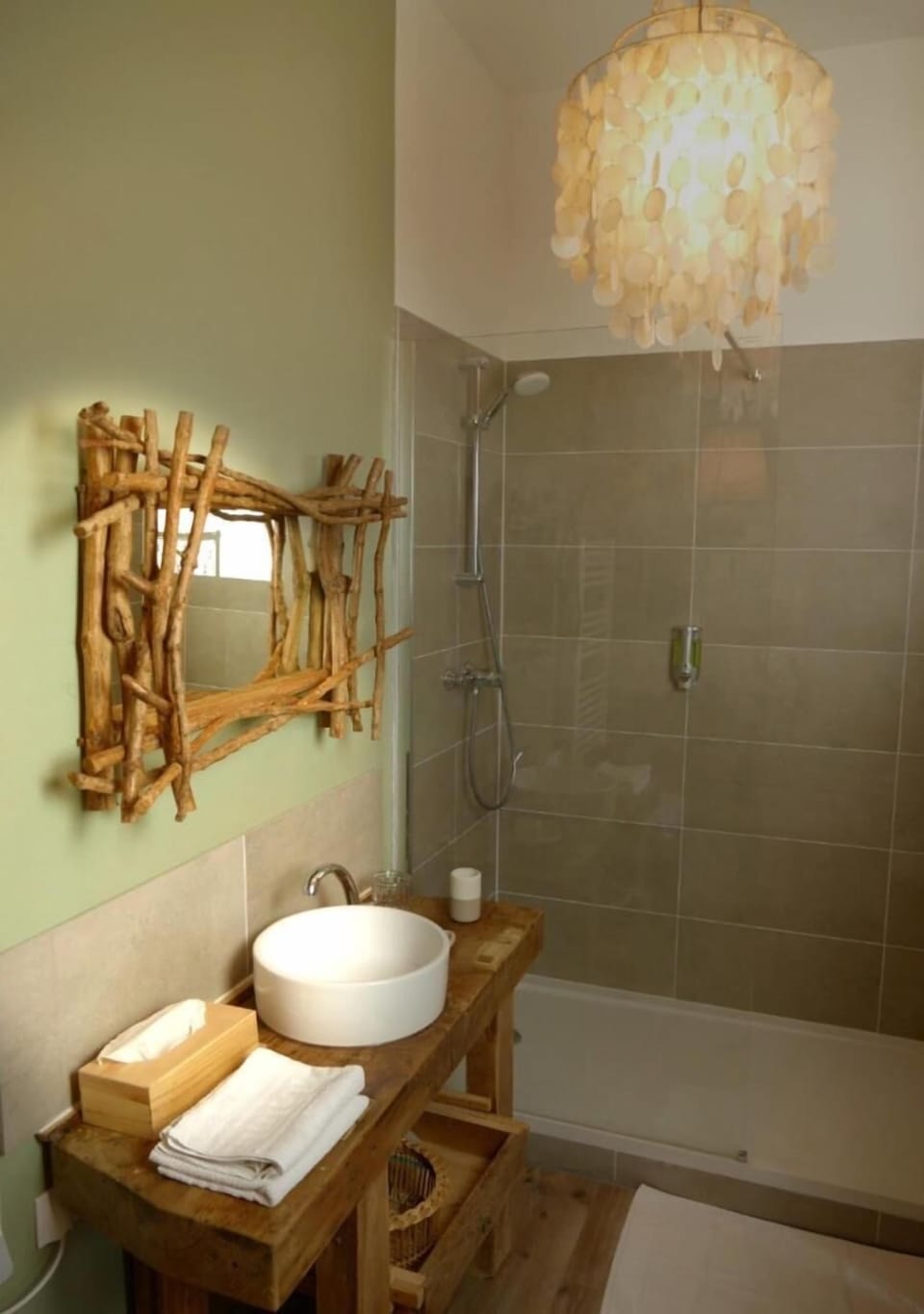 Shower, rainfall showerhead, free toiletries, hair dryer