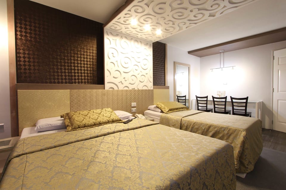 Euro suite two | In-room safe, desk, blackout drapes, iron/ironing board