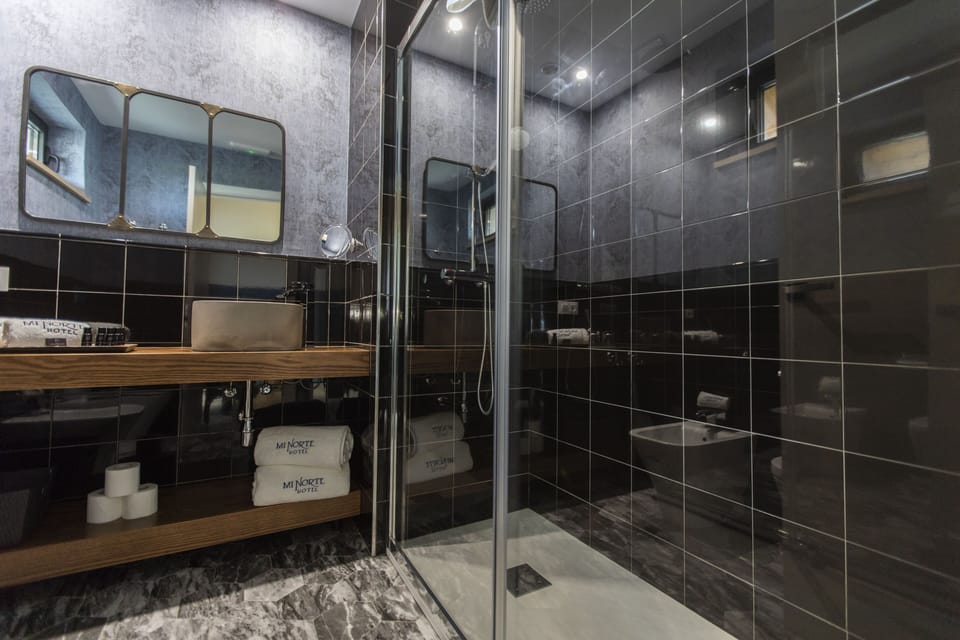 Standard Suite | Bathroom | Free toiletries, hair dryer, towels