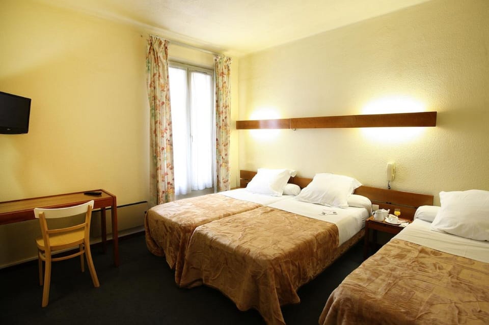 Triple Room | Desk, free WiFi