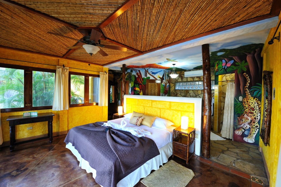 Honeymoon Studio, 1 King Bed | Premium bedding, minibar, in-room safe, blackout drapes