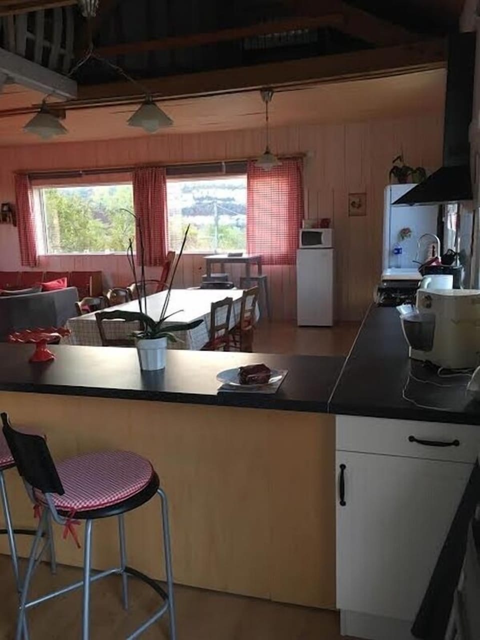 Loft Lapopie | Private kitchenette | Shared fridge, microwave, coffee/tea maker, electric kettle