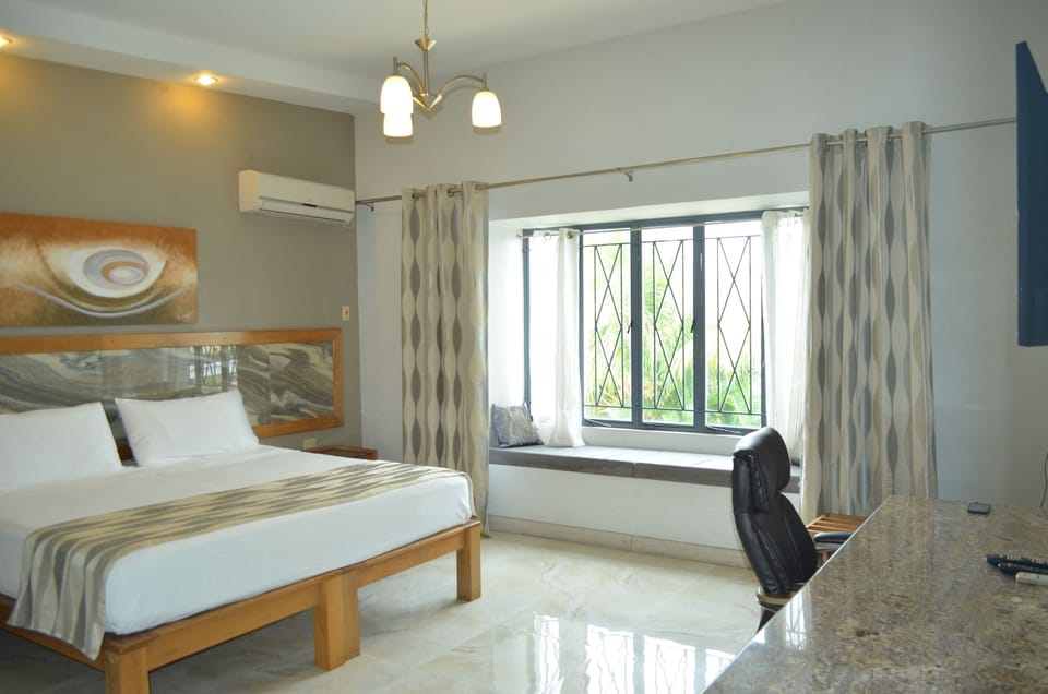 Executive Room, Ensuite | Iron/ironing board, WiFi (free), bed sheets