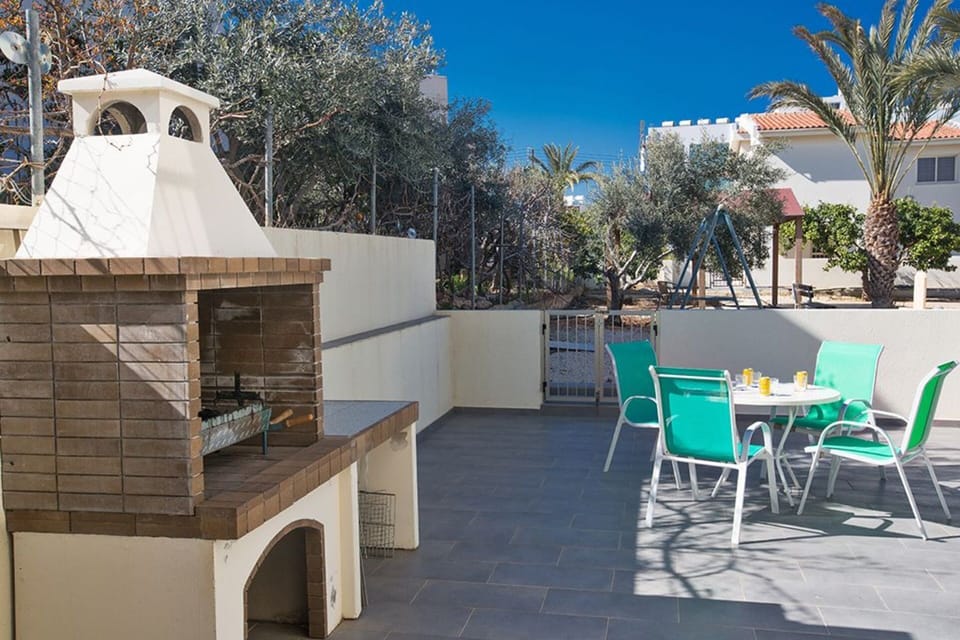 Villa (4 Bedrooms) | Property grounds