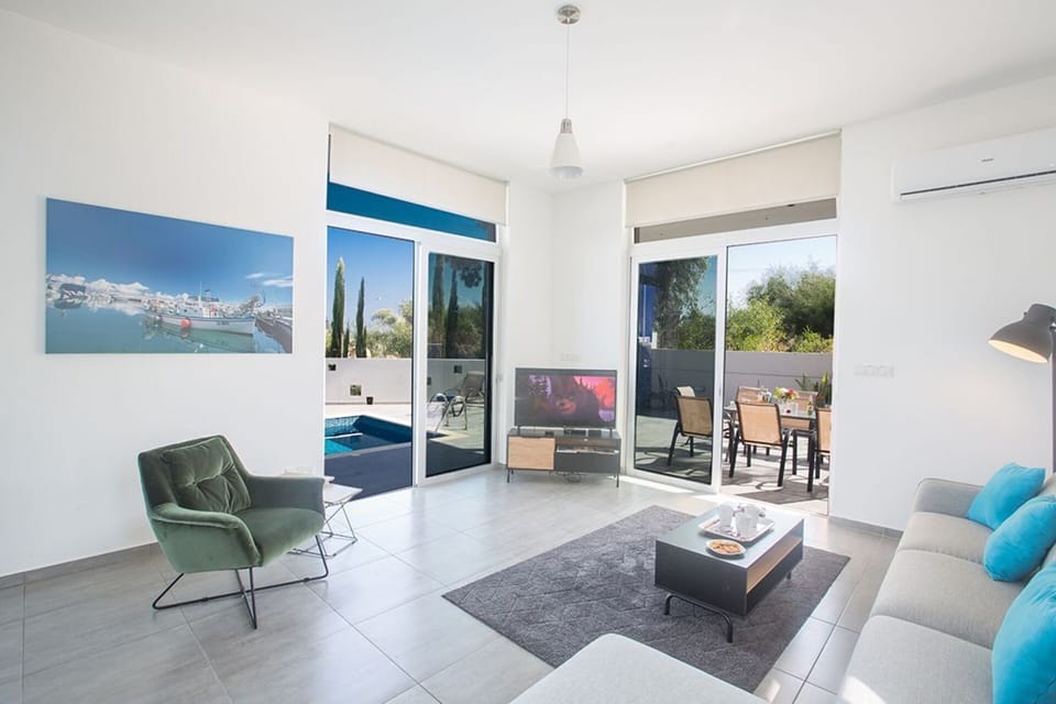 Villa (5 Bedrooms) | Living area | TV