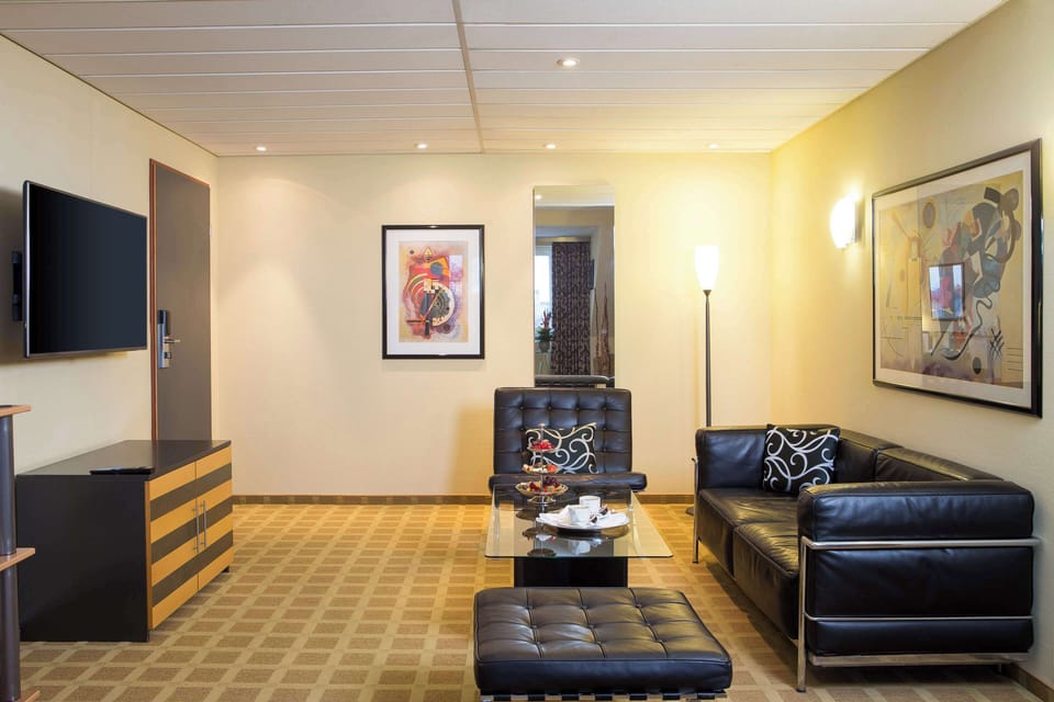 Hypo-allergenic bedding, in-room safe, desk, blackout drapes