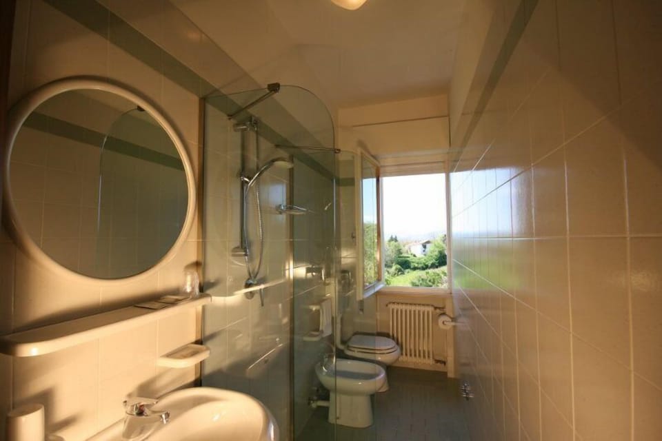 Shower, free toiletries, hair dryer, bidet