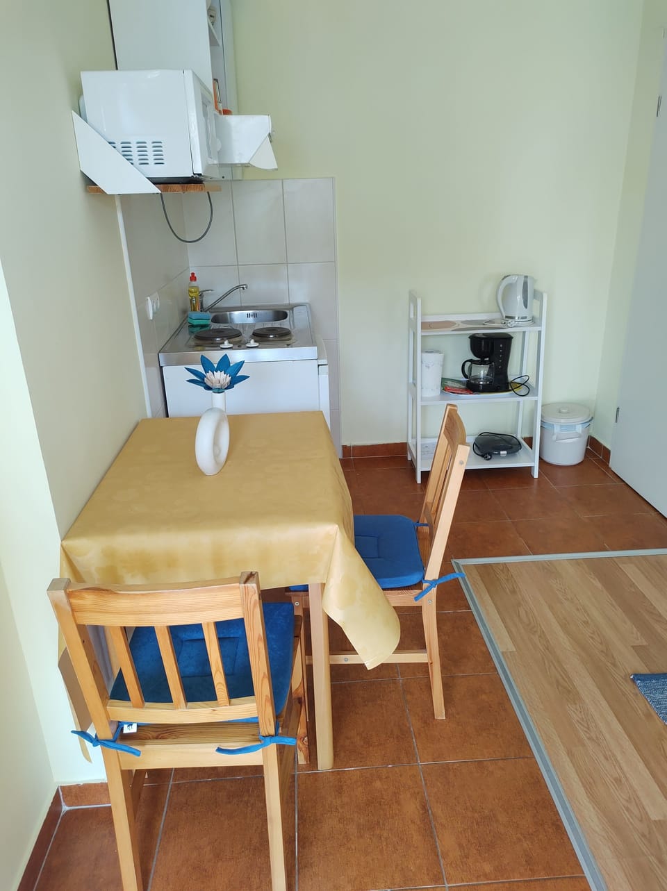 Studio | Private kitchen | Fridge, microwave, coffee/tea maker, cookware/dishes/utensils