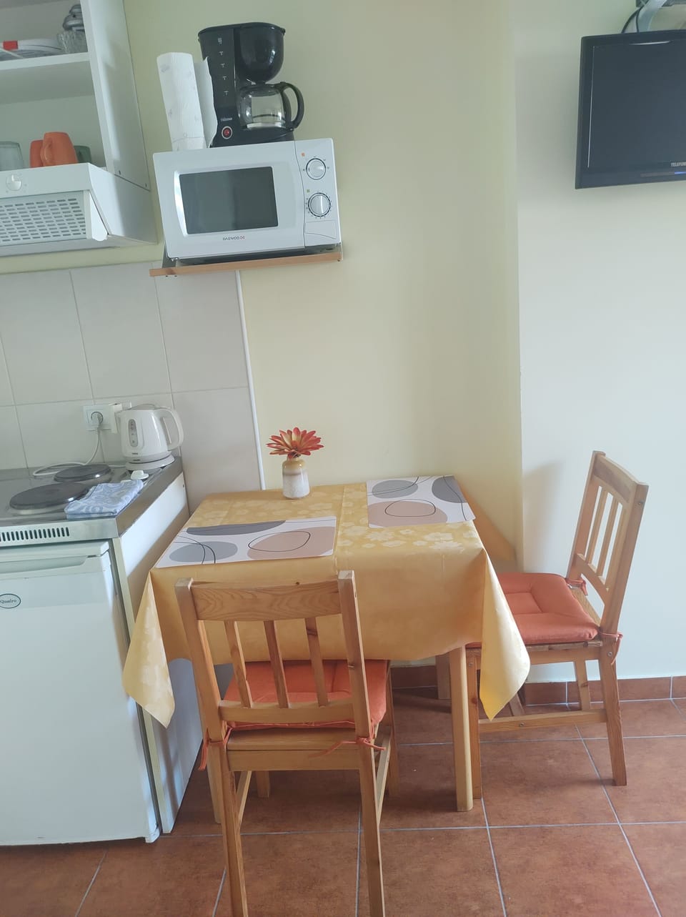 Studio | Private kitchen | Fridge, microwave, coffee/tea maker, cookware/dishes/utensils