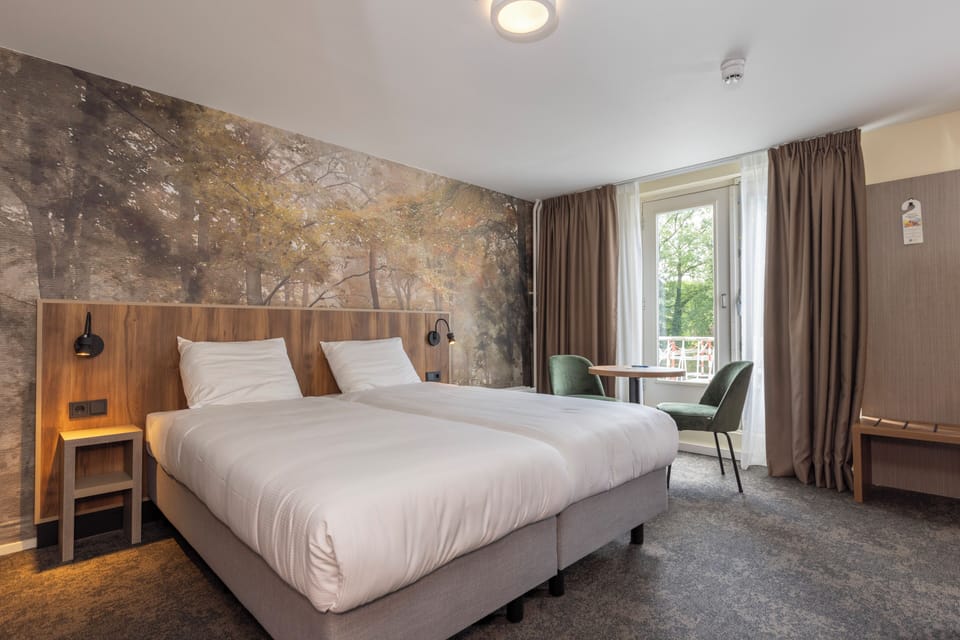 Comfort Double Room | In-room safe, desk, free WiFi, bed sheets