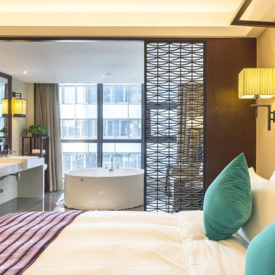 Design Room | Premium bedding, down comforters, minibar, individually decorated