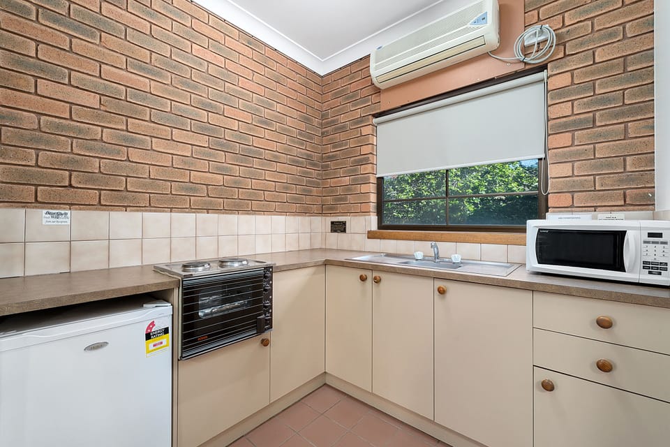 Deluxe Queen | Minibar, iron/ironing board, free WiFi, bed sheets