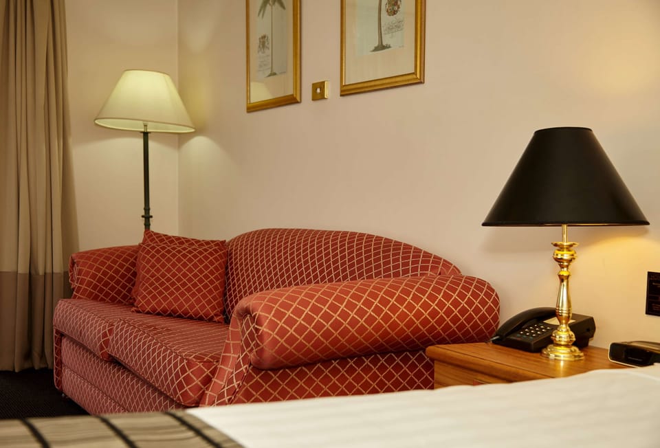Executive Room, 1 Queen Bed, Non Smoking, Jetted Tub | Premium bedding, minibar, blackout drapes, soundproofing