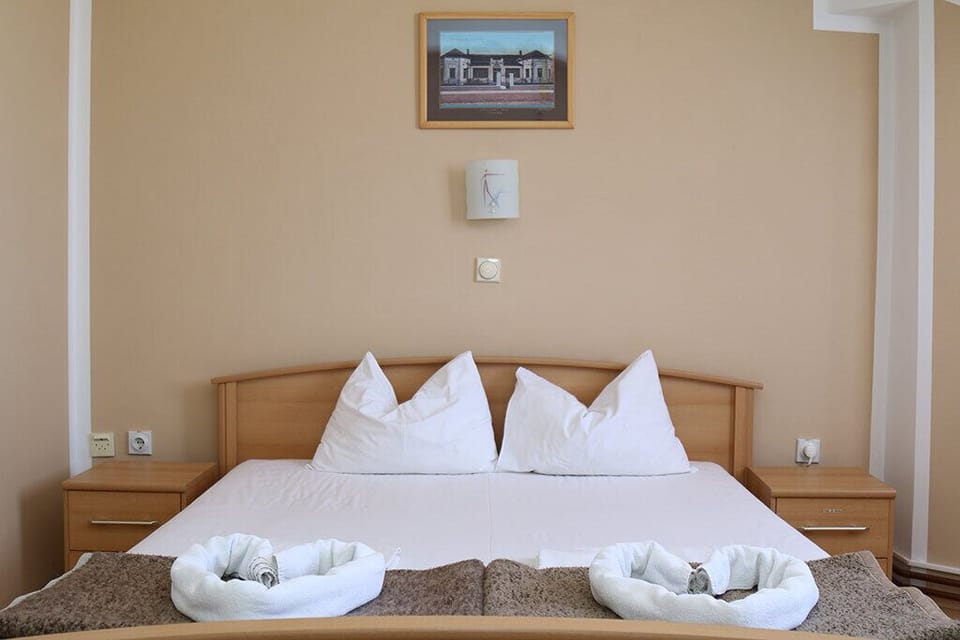 Triple Room | Minibar, free cribs/infant beds, free WiFi