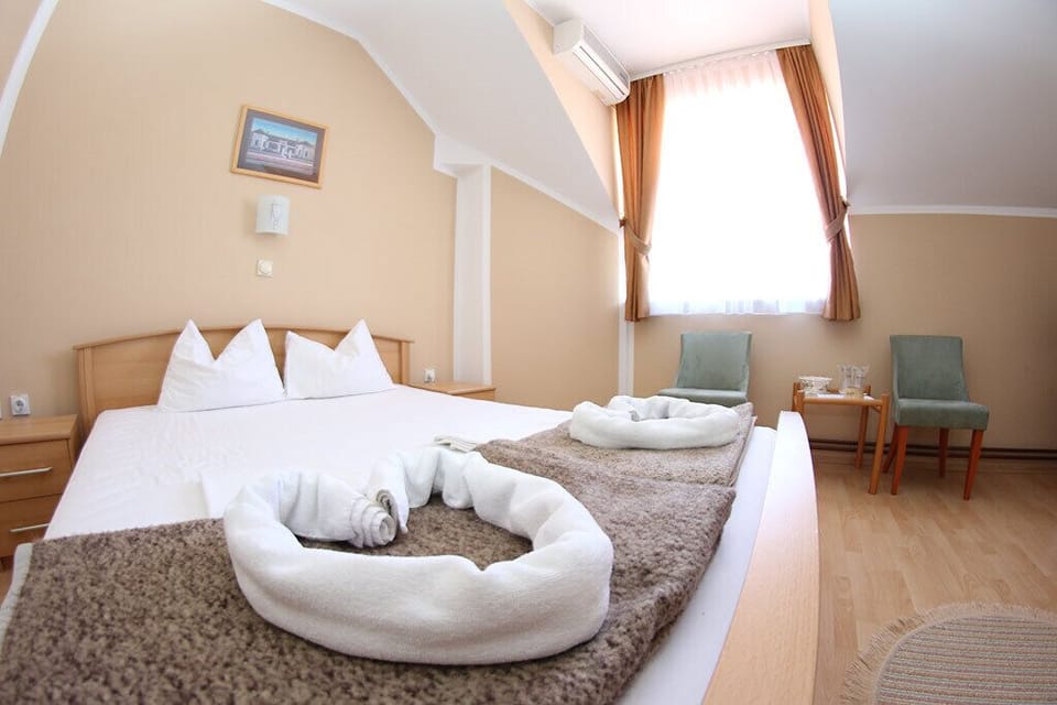 Triple Room | Minibar, free cribs/infant beds, free WiFi