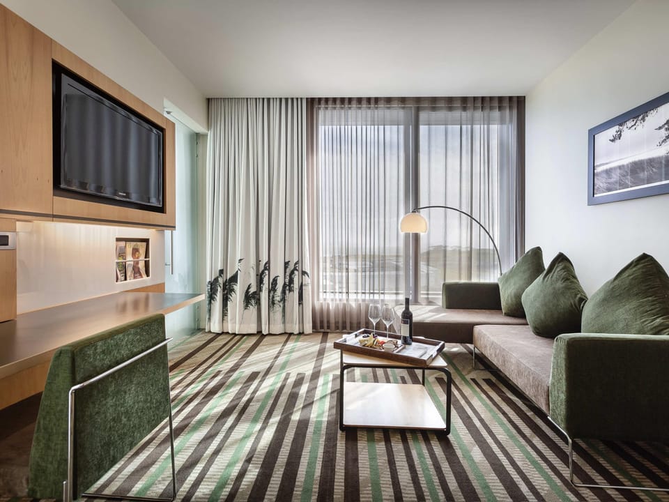 Suite, 1 King Bed | In-room safe, desk, blackout drapes, soundproofing