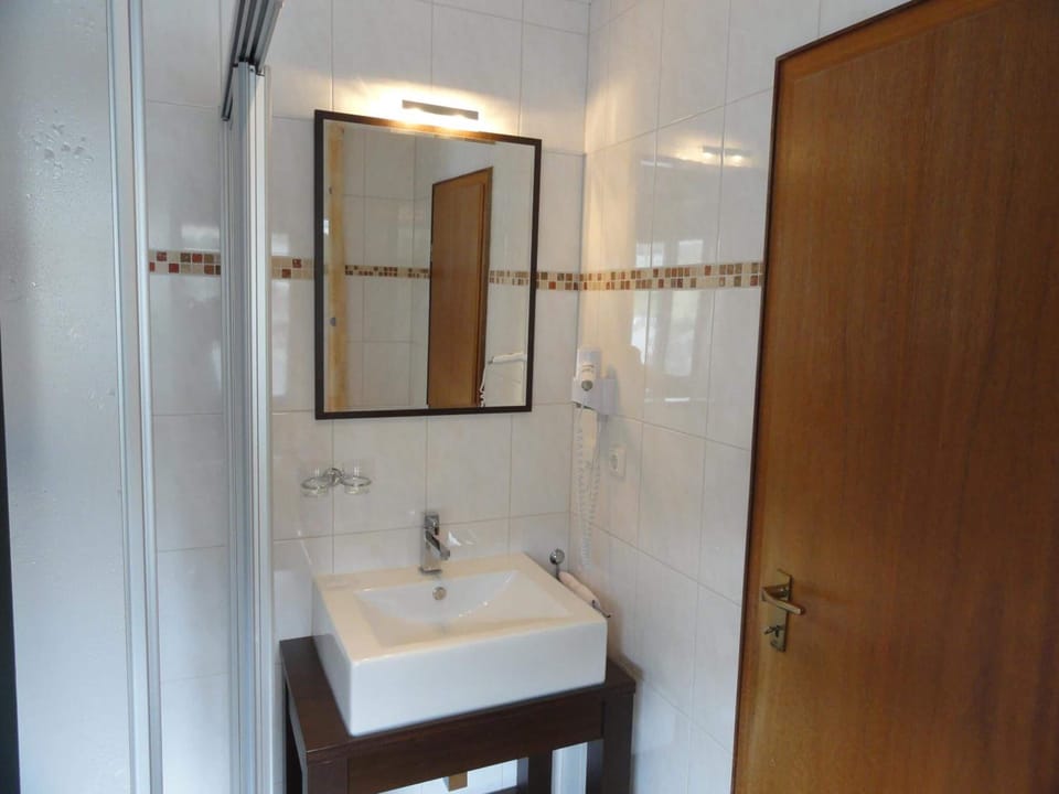 Double Room, Balcony | Bathroom | Shower, towels