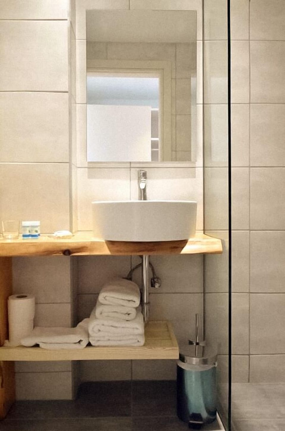 Standard Sea View Room | Bathroom | Shower, free toiletries, hair dryer, towels