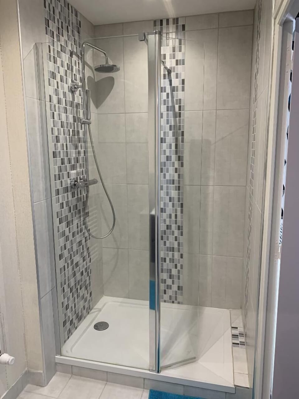 Double Room | Bathroom shower