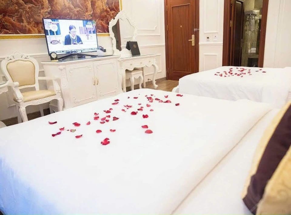 Classic Double Room | Minibar, in-room safe, desk, blackout drapes