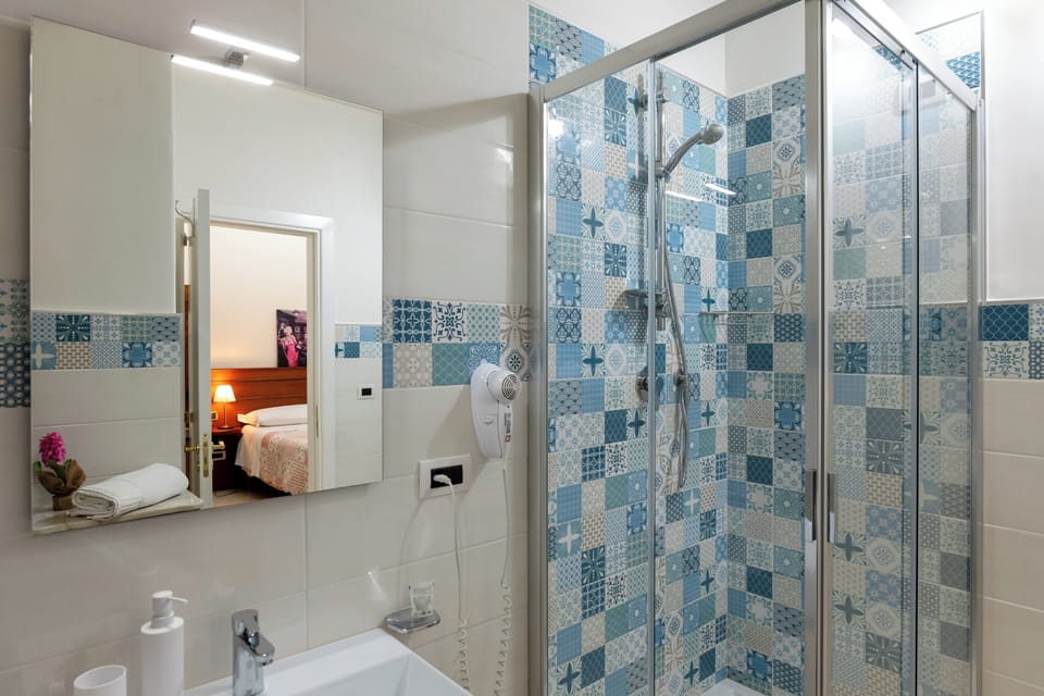 Classic Double Room | Bathroom | Shower, free toiletries, hair dryer, bidet