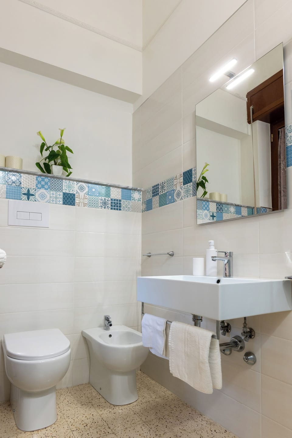Classic Double Room | Bathroom | Shower, free toiletries, hair dryer, bidet
