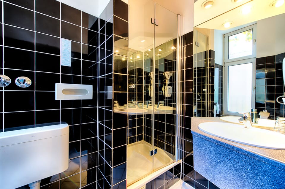 Standard Double Room | Bathroom | Free toiletries, hair dryer, towels