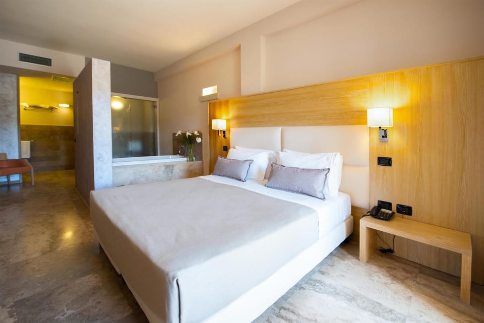 Suite, Hot Tub | Minibar, in-room safe, desk, laptop workspace