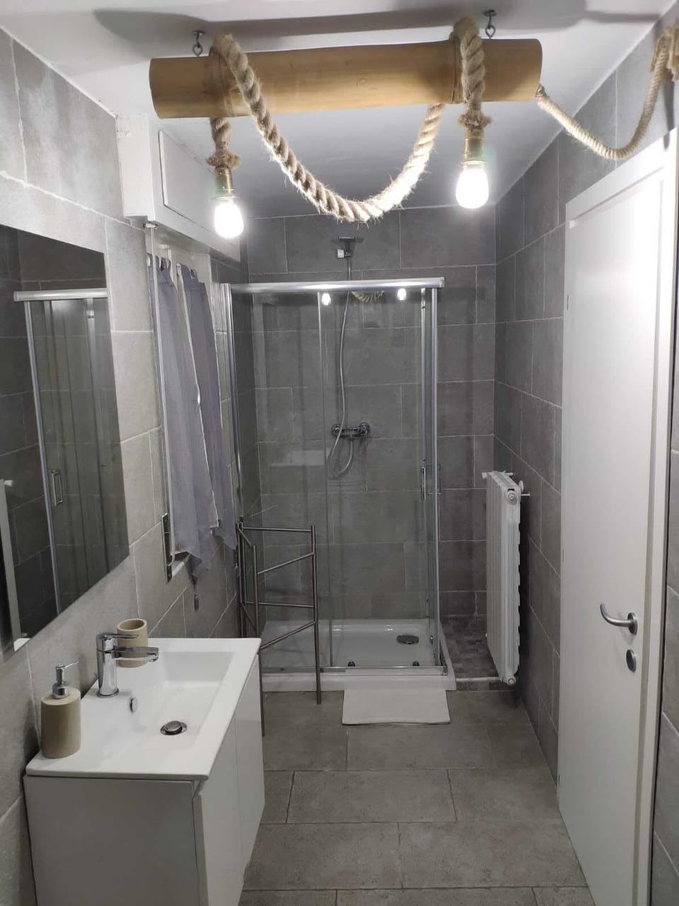 1. Double Room, Courtyard View, Ground Floor | Bathroom | Shower, hair dryer, bidet, towels