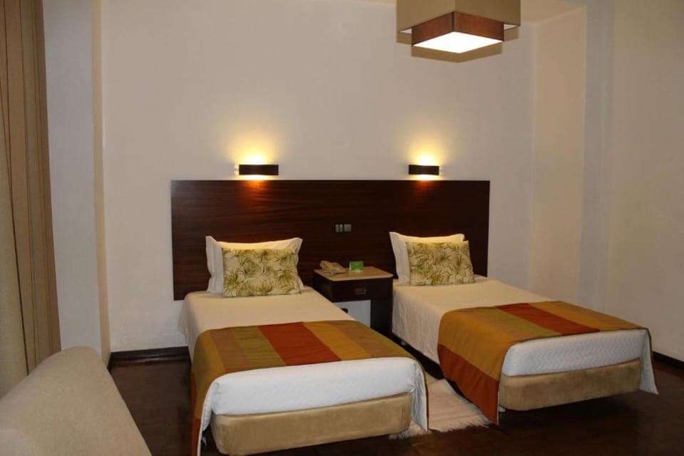 Desk, free cribs/infant beds, bed sheets