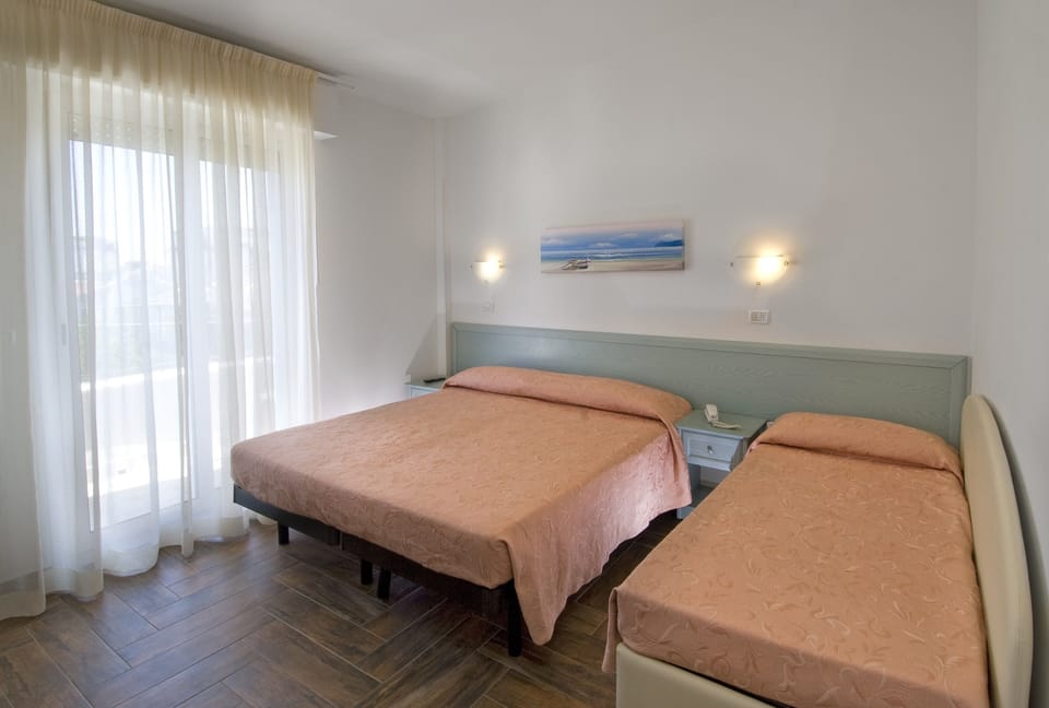 Triple Room | In-room safe, desk, blackout drapes, soundproofing