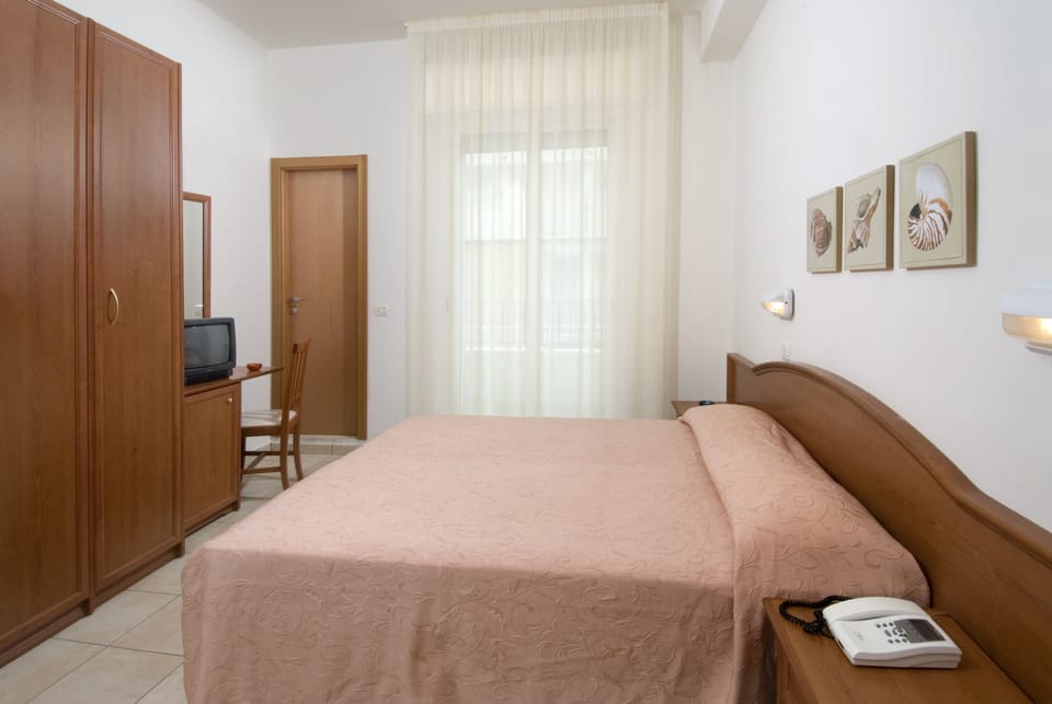 Quadruple Room | In-room safe, desk, blackout drapes, soundproofing