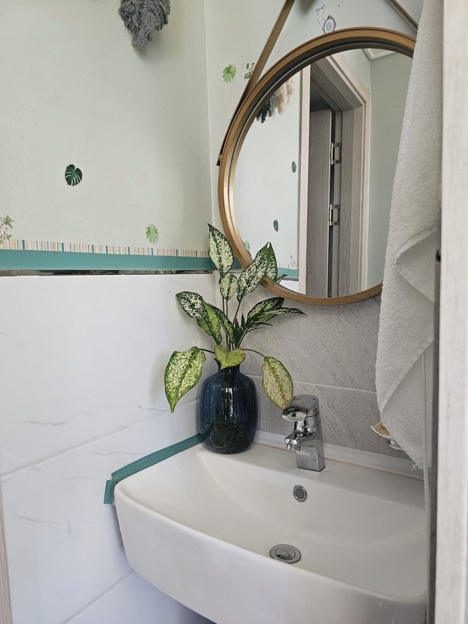 Family Room | Bathroom | Shower, free toiletries, hair dryer, slippers