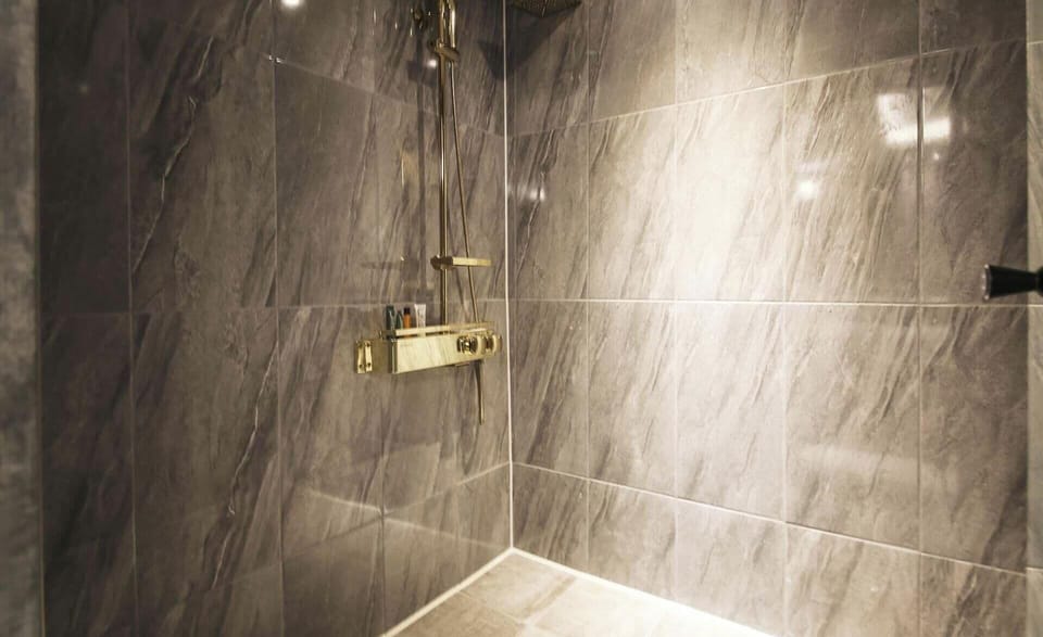 C Deluxe Room, River View | Bathroom | Shower, hair dryer, bidet, towels