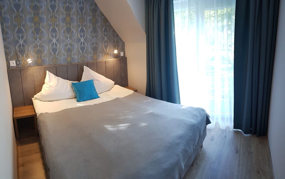 Hypo-allergenic bedding, blackout drapes, iron/ironing board, free WiFi