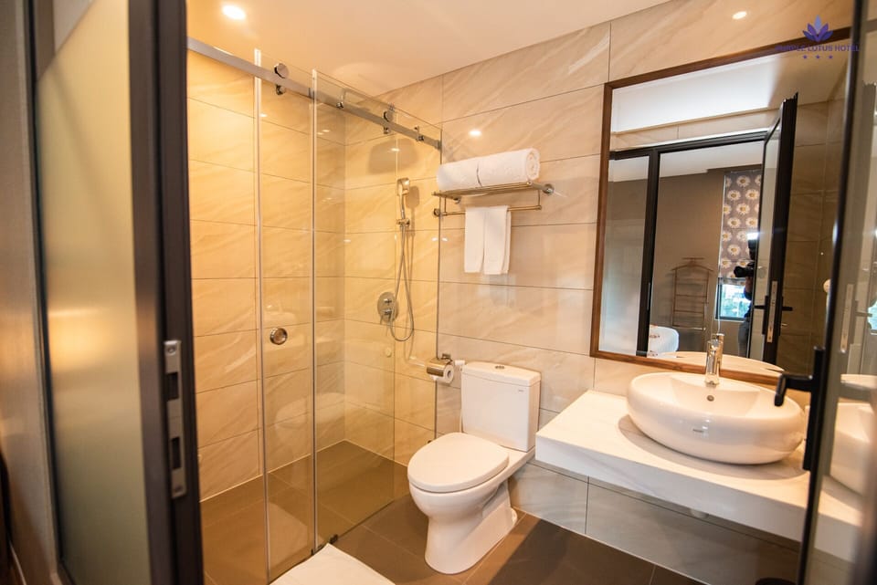 Deluxe Apartment | Bathroom | Shower, free toiletries, hair dryer, bathrobes