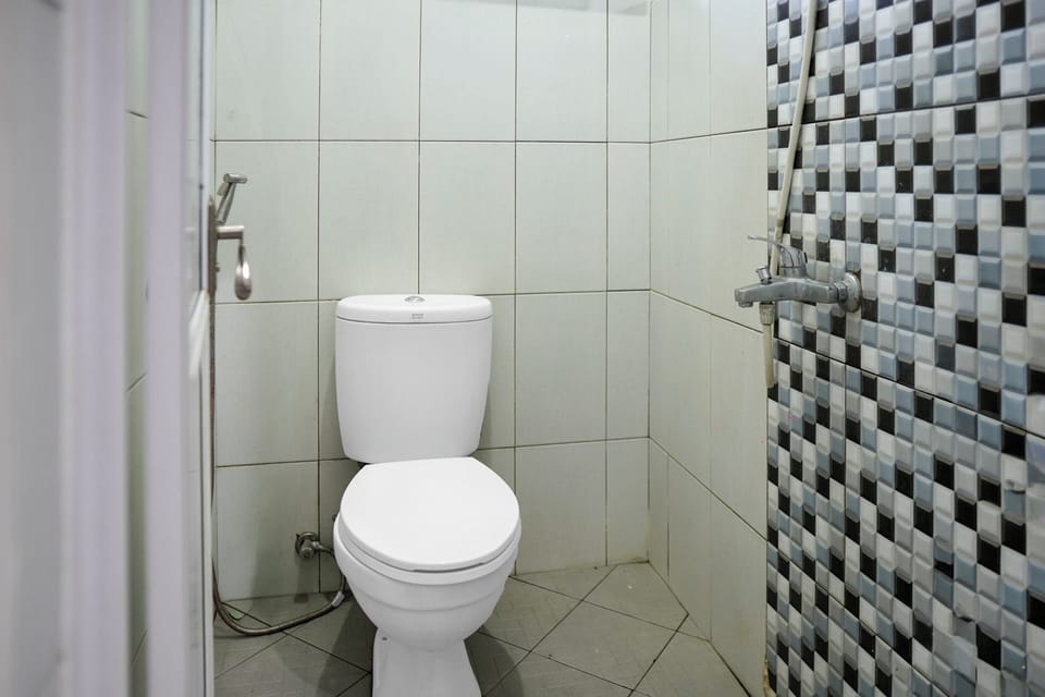 Deluxe Double Room | Bathroom | Shower, free toiletries, bidet, towels