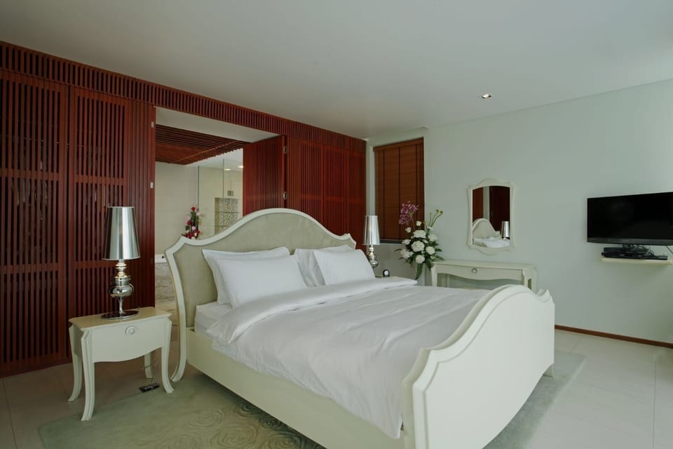 The Heights B18 | 2 bedrooms, in-room safe, desk, iron/ironing board