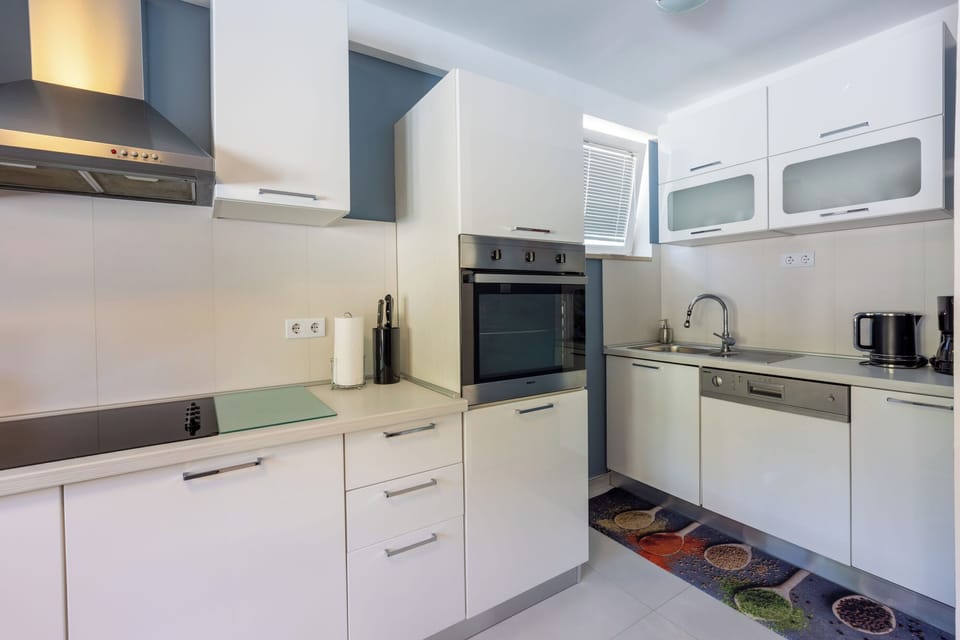 House | Private kitchen | Fridge, microwave, oven, stovetop